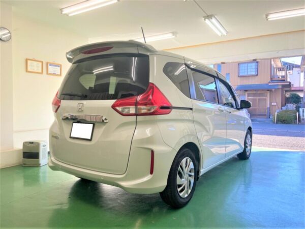 白いホンダ　フリード