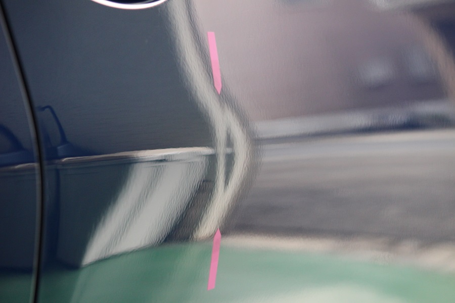 BMW320i 右フロントドア施工前　景色の映り込みで確認アップ画像