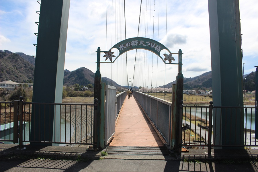 宮ケ瀬湖畔　水の郷大つり橋